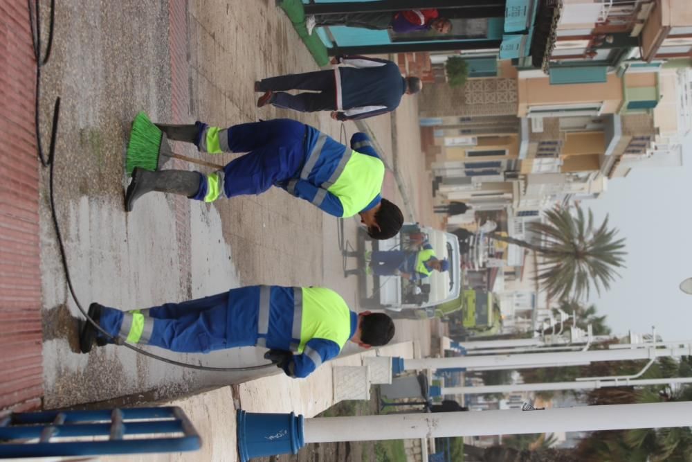 Operarios municipales trabajan limpiando y adecentando las calles y el paseo marítimo de Pedregalejo.