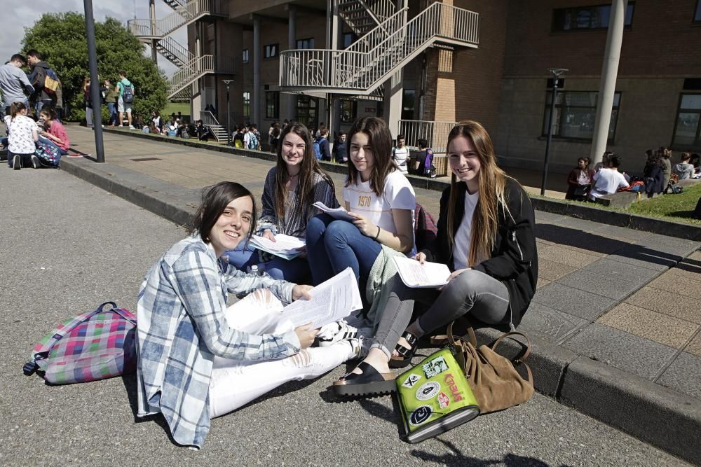 Alumnos se examinan de la PAU en Gijón