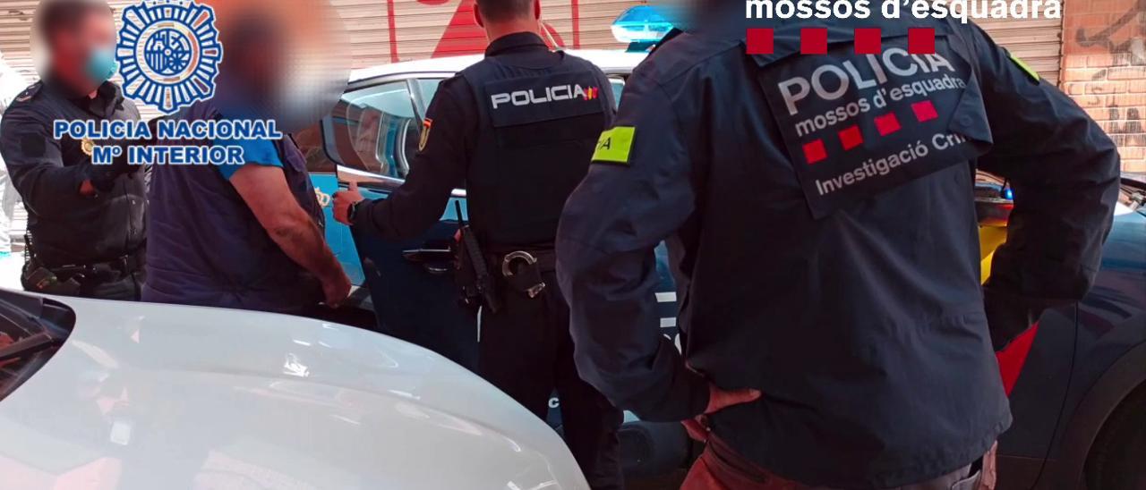 La Policía y los Mossos con una de las personas detenidas en Alicante.