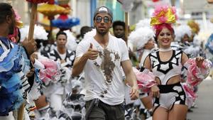 Un momento del rodaje del videoclip ’Súbeme la radio’, en pleno corazón de La Habana, esta semana.