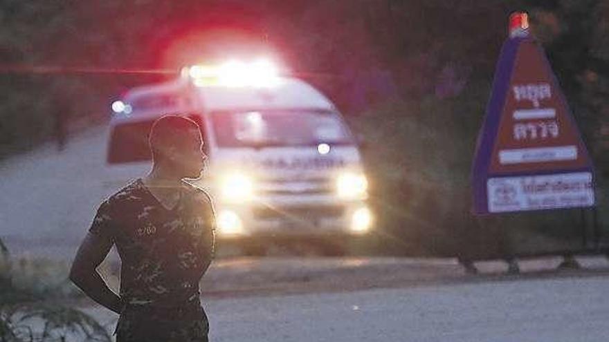 Una ambulancia sale con uno de los evacuados.