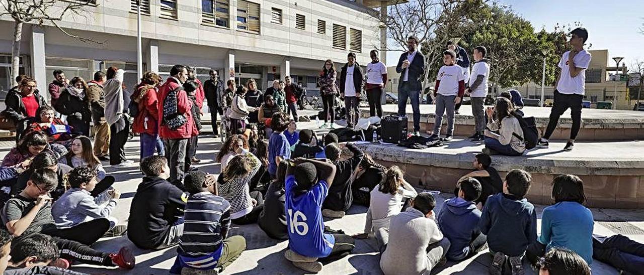 El alcalde responde a preguntas de alumnos tras inaugurar el wifi gratuito en la plaza de l&#039;EsperanÃ§a.