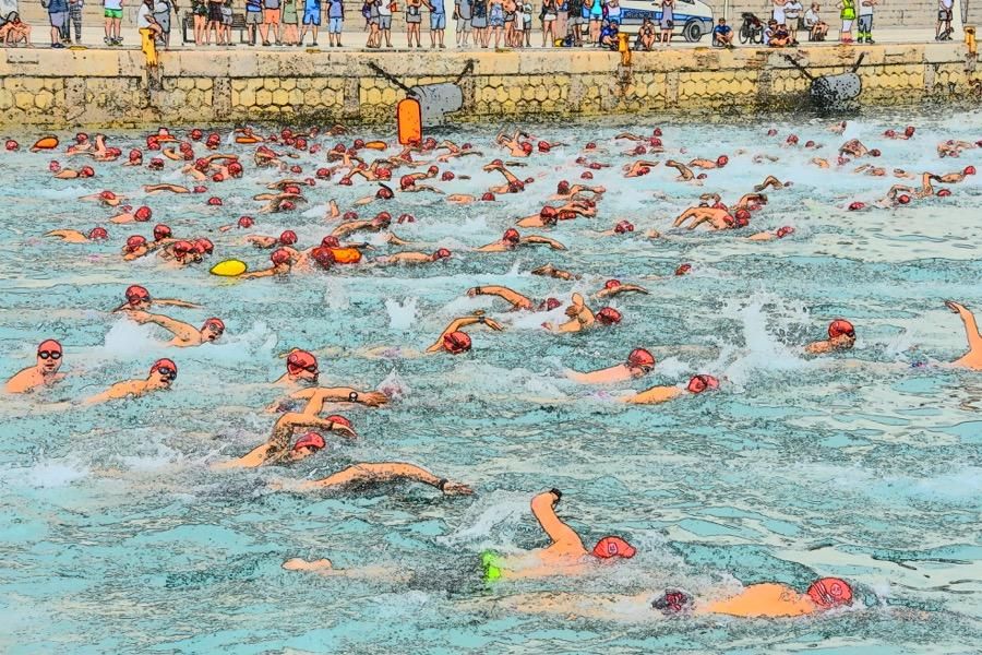 Más de 250 nadadores celebran el centenario de la Vuelta a la Escollera