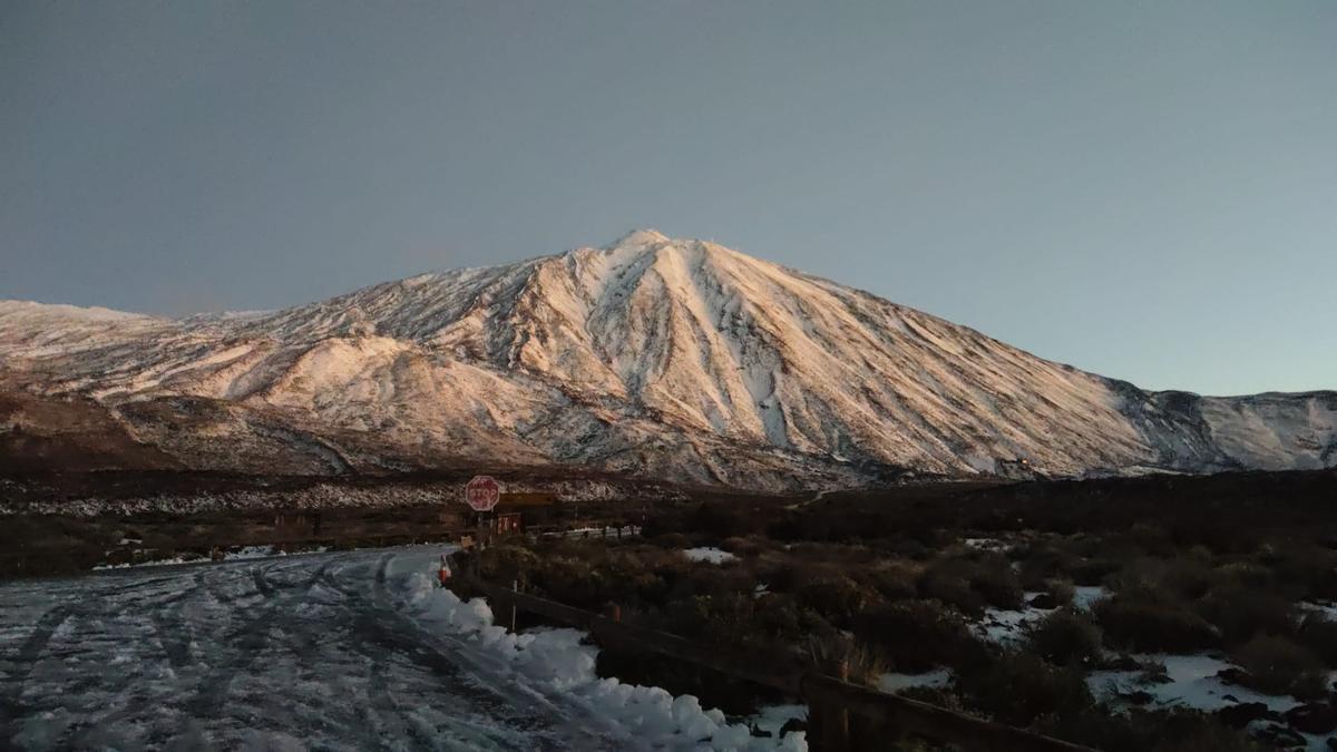 Así amanece el Teide este viernes tras el paso de la borrasca Therese por Tenerife