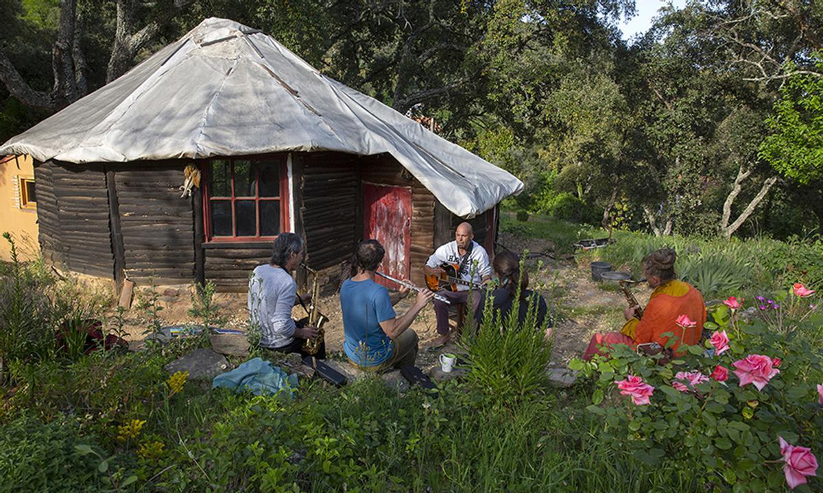 Músicos, artsitas y artesanos colaboran en el silencioso pueblo de Los calabacines