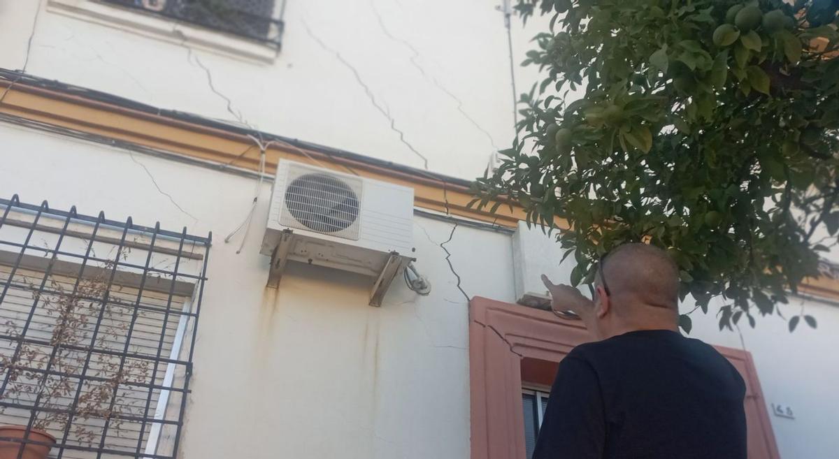 1. Grietas en uno de los bloques de Carranque, en la avenida de Herrera Oria.
2. Interior de uno de los pisos, en la calle Virgen de la Esperanza.
3. Vecinos afectados y dirigentes vecinales del Proyecto Carranque.
4. La Junta y el Ayuntamiento anunciaron hace tres años el arreglo de 163 viviendas. | A.V.