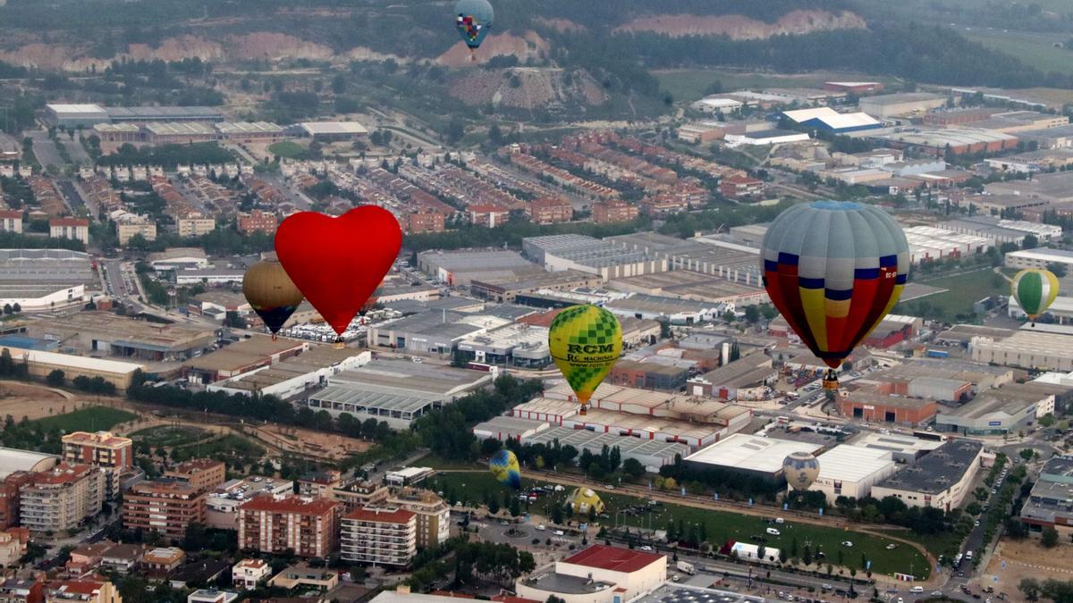 Globus volant per Igualada durant el festival European Balloon Festival.