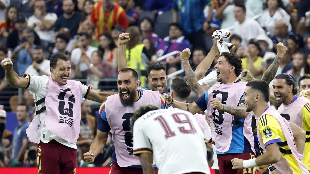 Borja Iglesias celebrando la victoria de España frente a Francia en la semifinal del Mundial