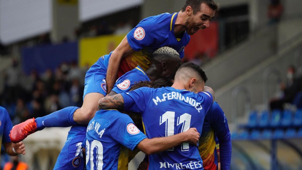 Carlos Martínez celebra junto a sus compañeros el primer tanto del Andorra.