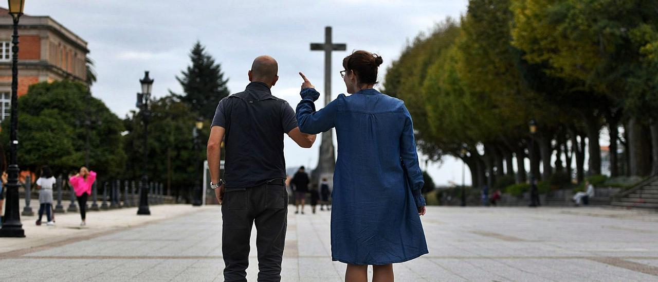 Una pareja discutiendo en la Avenida de Montero Ríos. // GUSTAVO SANTOS