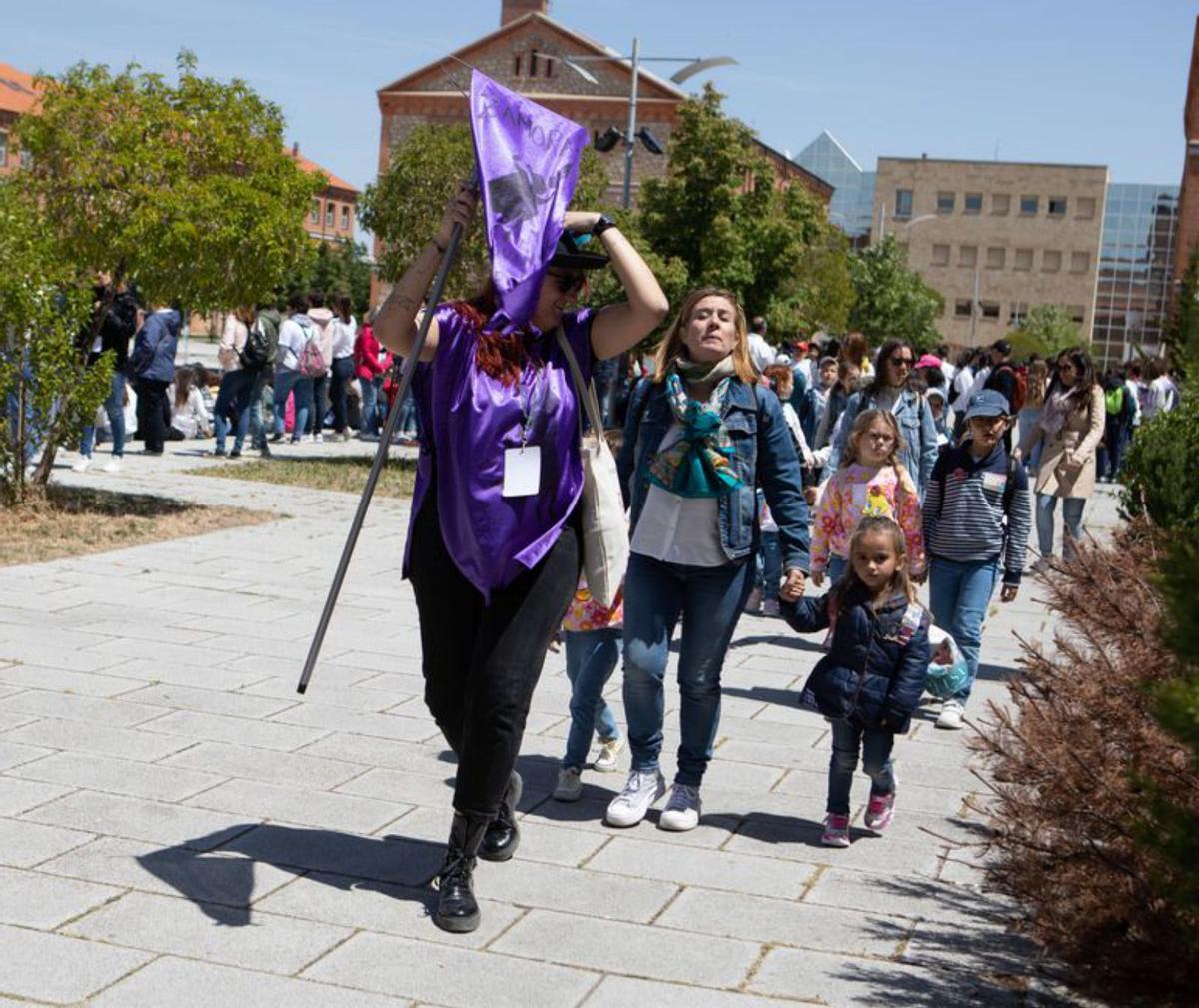 Una voluntaria de Magisterio guía a los más pequeños. | A. B.