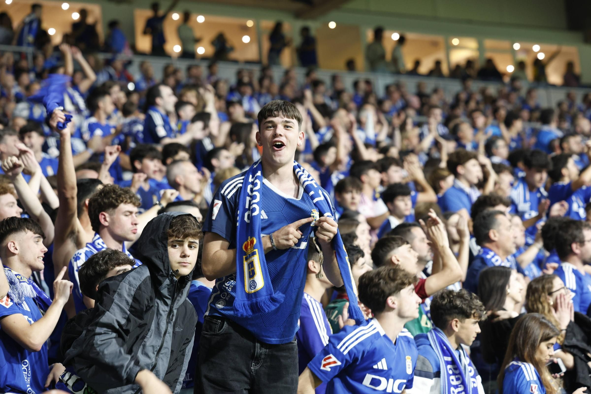 EN IMÁGENES: Así se vivió en el Carlos Tartiere la noche del ascenso del Oviedo a Primera División 24 años después