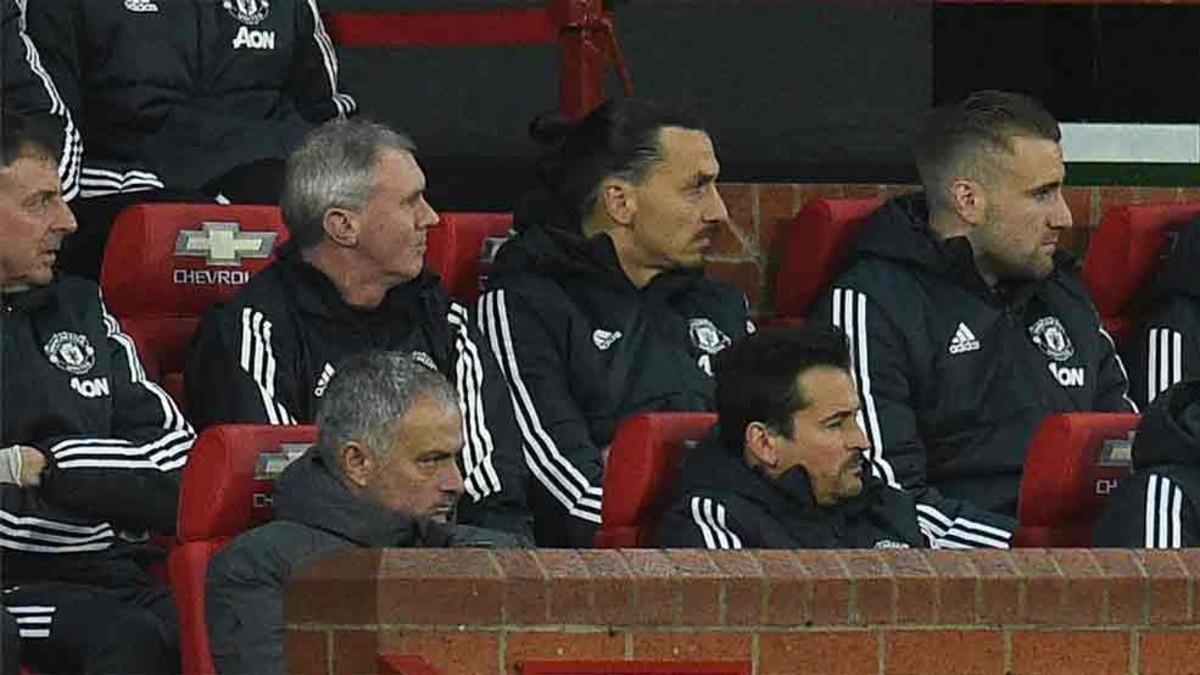 Mourinho y Shaw, en el banquillo del Manchester United