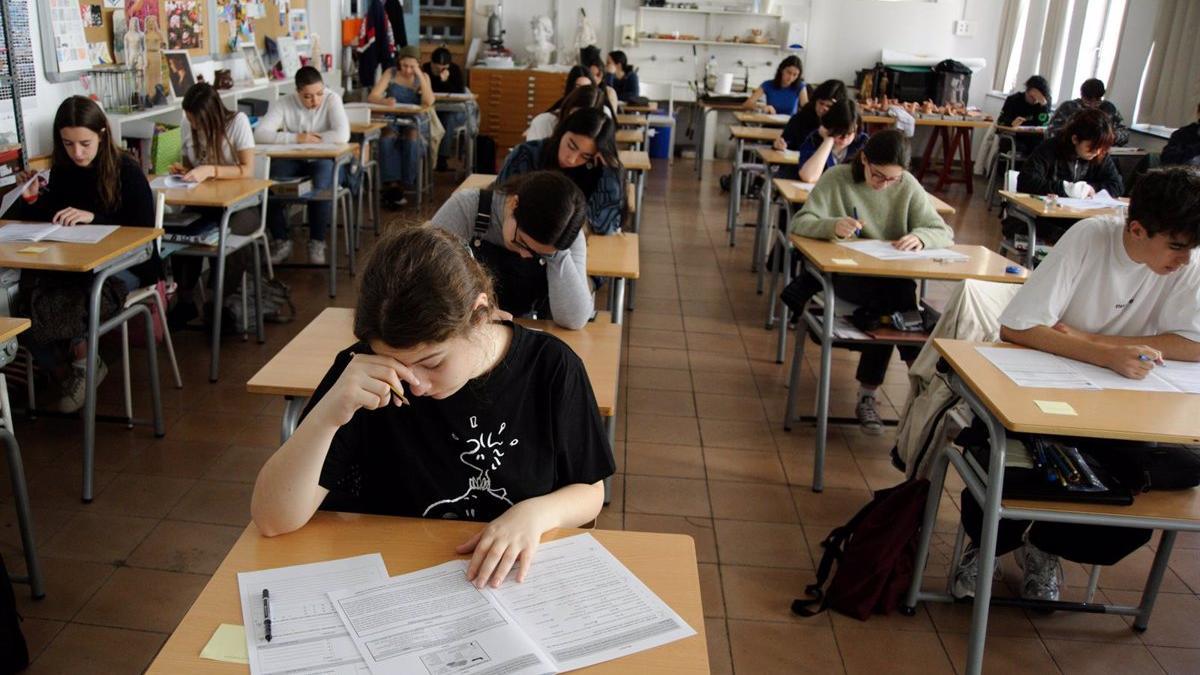 Alumnos de Secundaria durante un examen en un instituto.