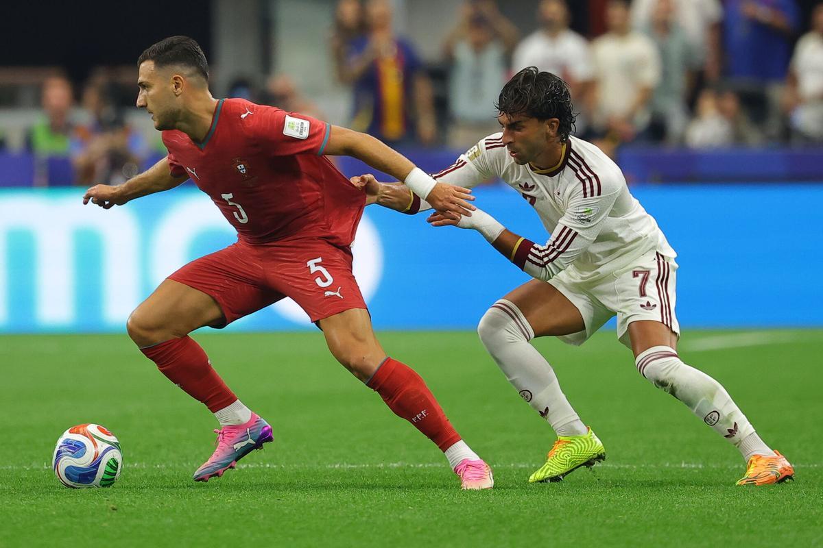 DALLAS (United States), 06/07/2026.- Diogo Dalot (L) of Portugal in action against Ferran Torres of Spain during the FIFA World Cup 2026 Round of 16 match Portugal against Spain, in Dallas, USA, 06 July 2026. (España) EFE/EPA/CHRISTOPHER NEUNDORF