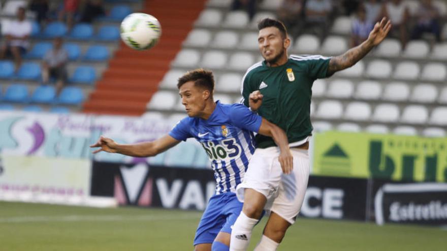 Varela salta a cabeza con un jugador de la Ponferradina en el partido amistoso de pretemporada el año pasado.