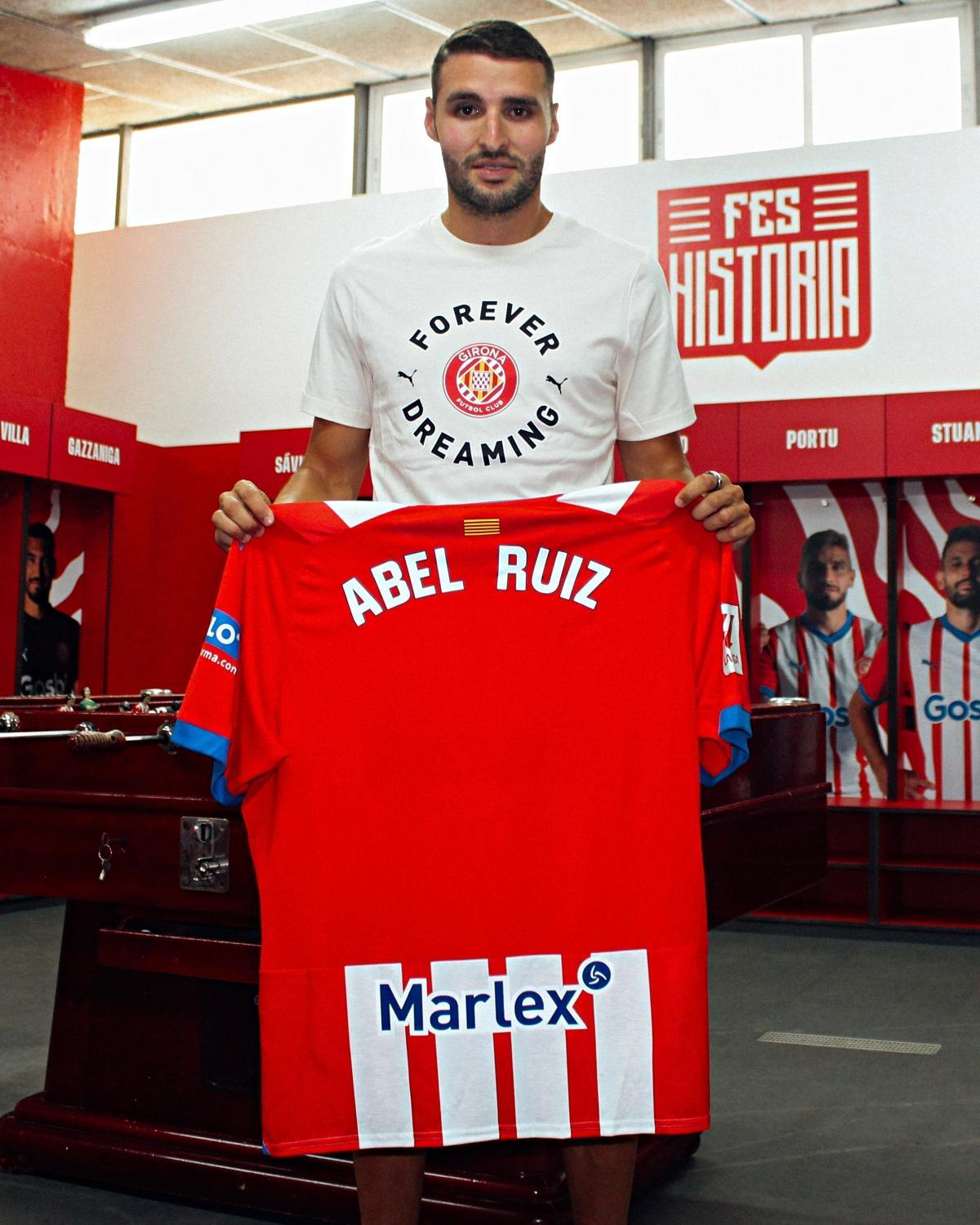 Ruiz posa con la camiseta del Girona.