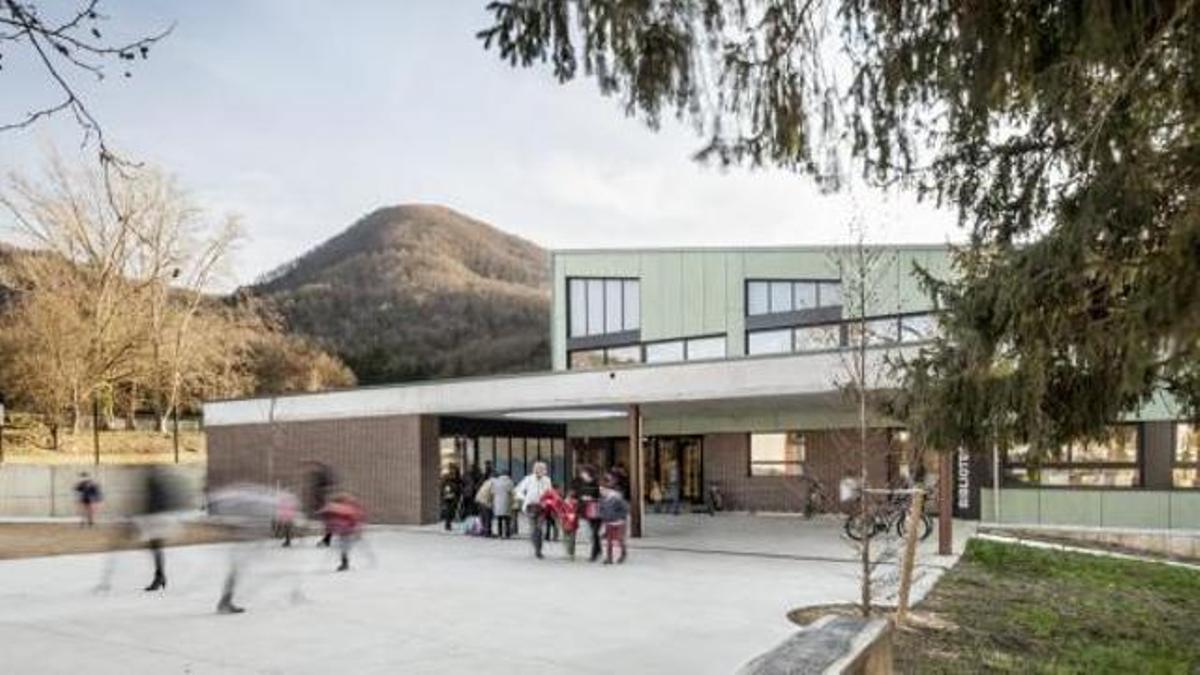 Exterior de l’escola La Bòbila, a les Preses, on l’Ajuntament ha aprovat inicialment les bases per repartir una part de l’energia solar municipal entre famílies vulnerables.