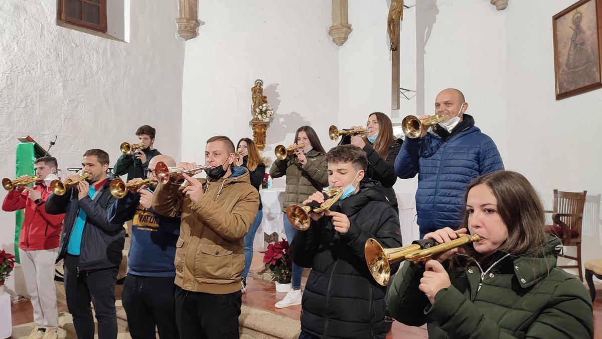 La Banda del Humilladero acaba de retomar sus ensayos por voces para guardar las distancias.