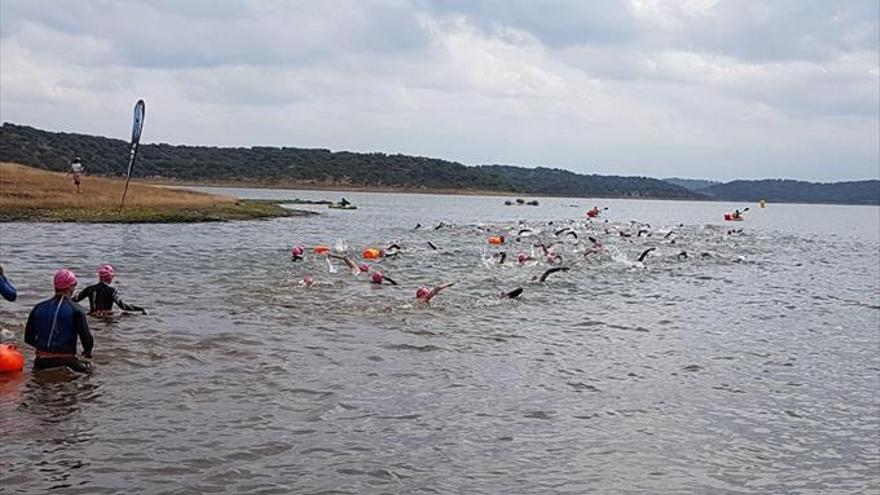 El pantano de Alburquerque acogió una nueva prueba en aguas abiertas