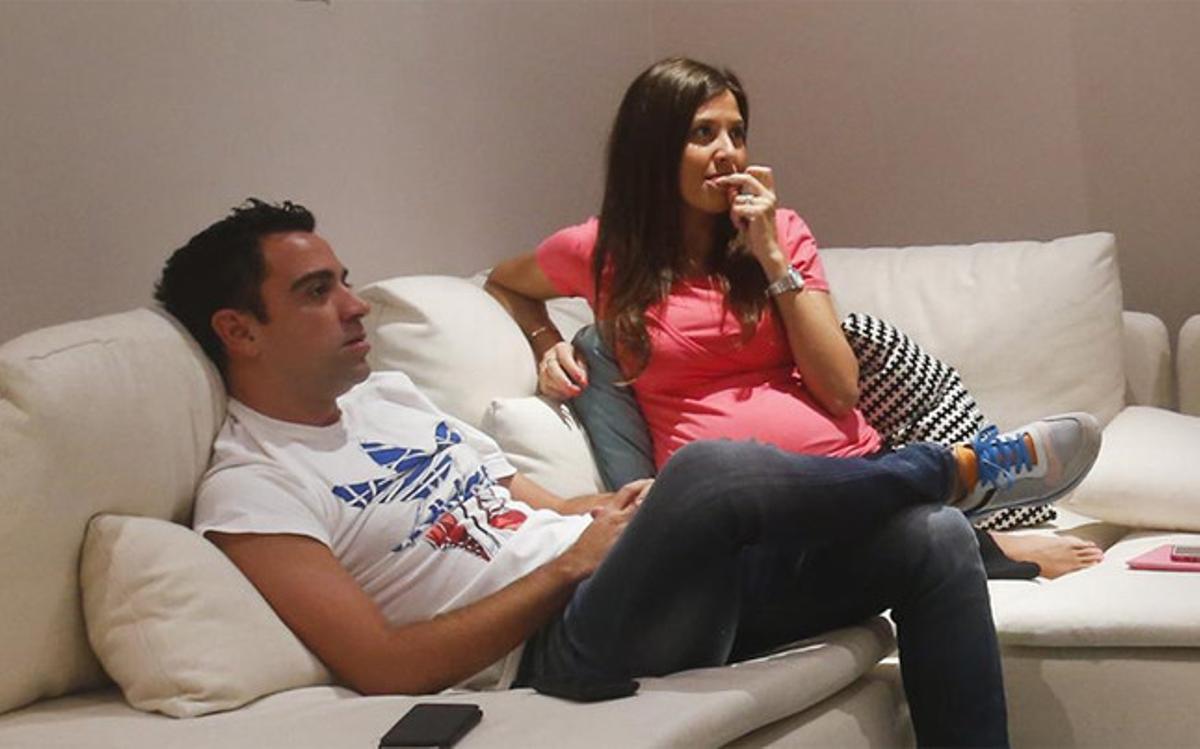 Xavi, junto a su pareja, Núria Cunillera, en Doha