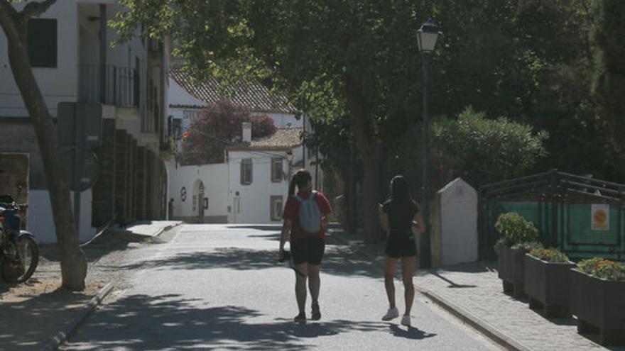 Dues noies entrant al poble de Selva de Mar aquest diumenge.