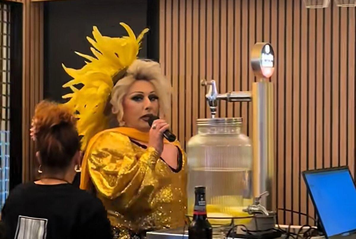 Muna Duval actuando un jueves en La Carpintería de O Temple, en A Coruña.
