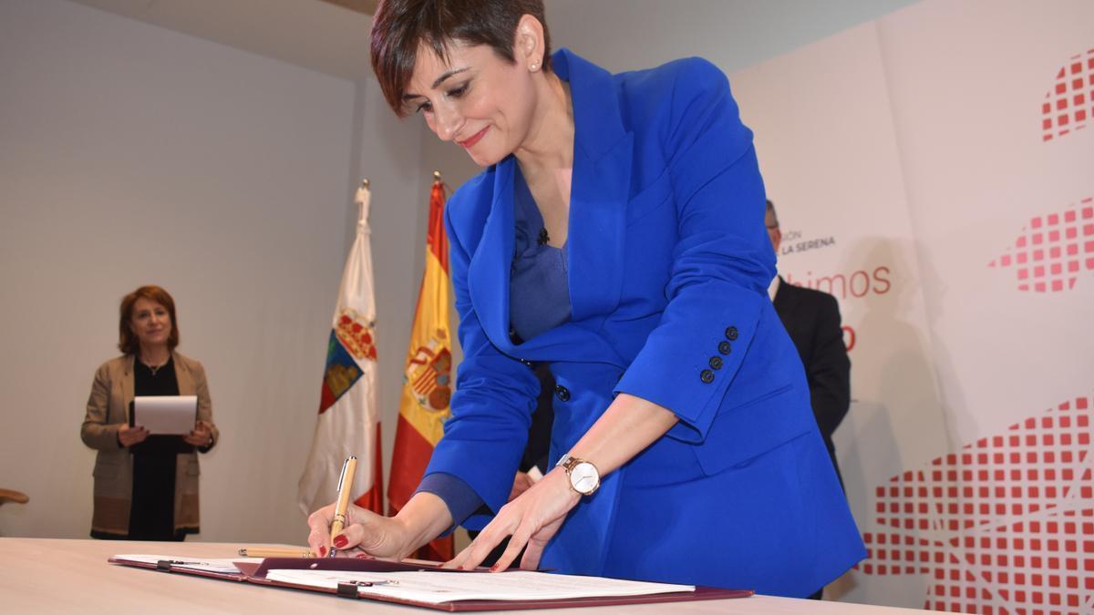 Isabel Rodríguez firma el protocolo de fusión.