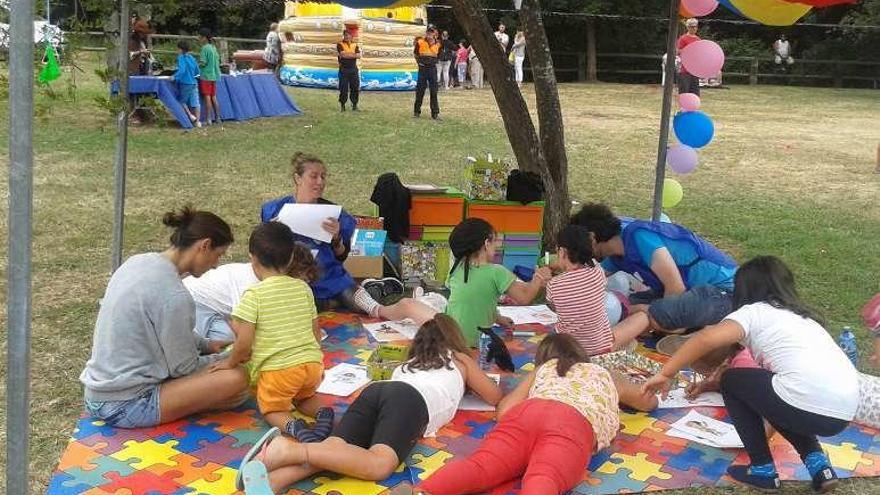 Niños participan en la Xuntanza de Familias del año pasado.