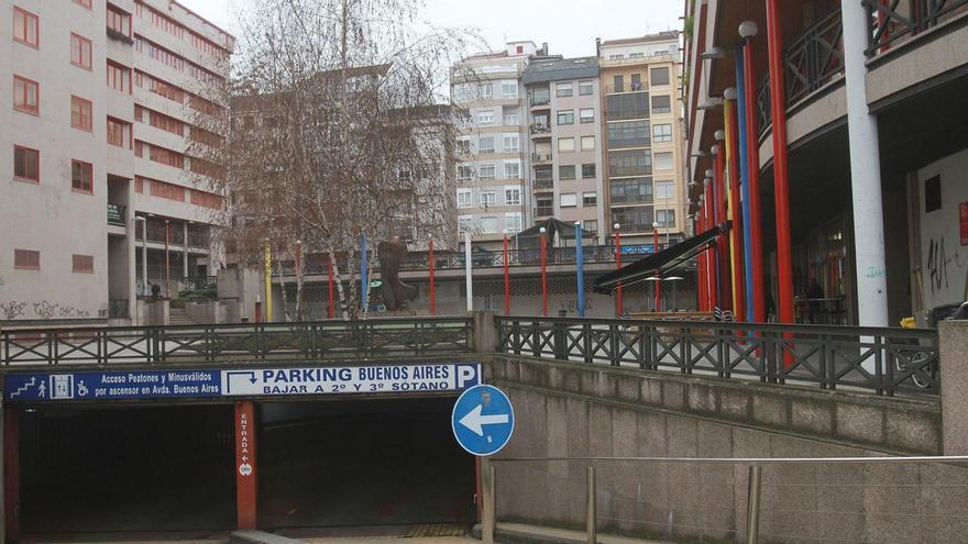 Entrada al parking privado de la plaza de San Antonio, que está en suelo público. |   // IÑAKI OSORIO