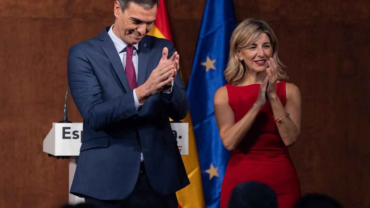 El presidente del Gobierno en funciones, Pedro Sánchez y la líder de Sumar, Yolanda Díaz, aplauden tras firmar un acuerdo para un Gobierno de coalición progresista, en un acto público en el Museo Reina Sofía, a 24 de octubre de 2023, en Madrid (España).
