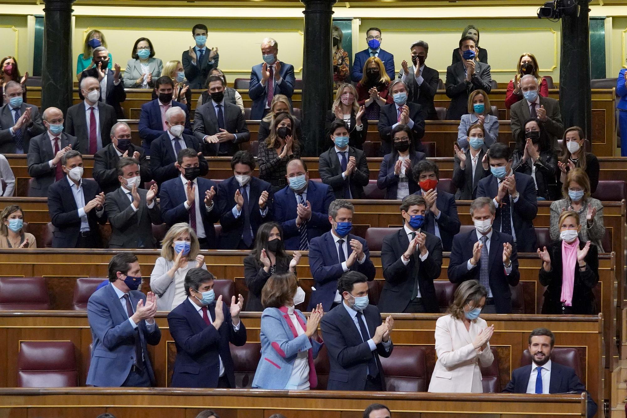 Pablo Casado durante la sesión de control al Gobierno en el Congreso aplaudido por todo el grupo popular.