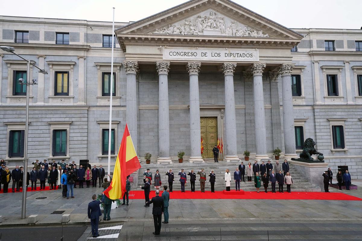 Izado de la bandera de España durante la celebración del Día de la Constitución en Madrid.