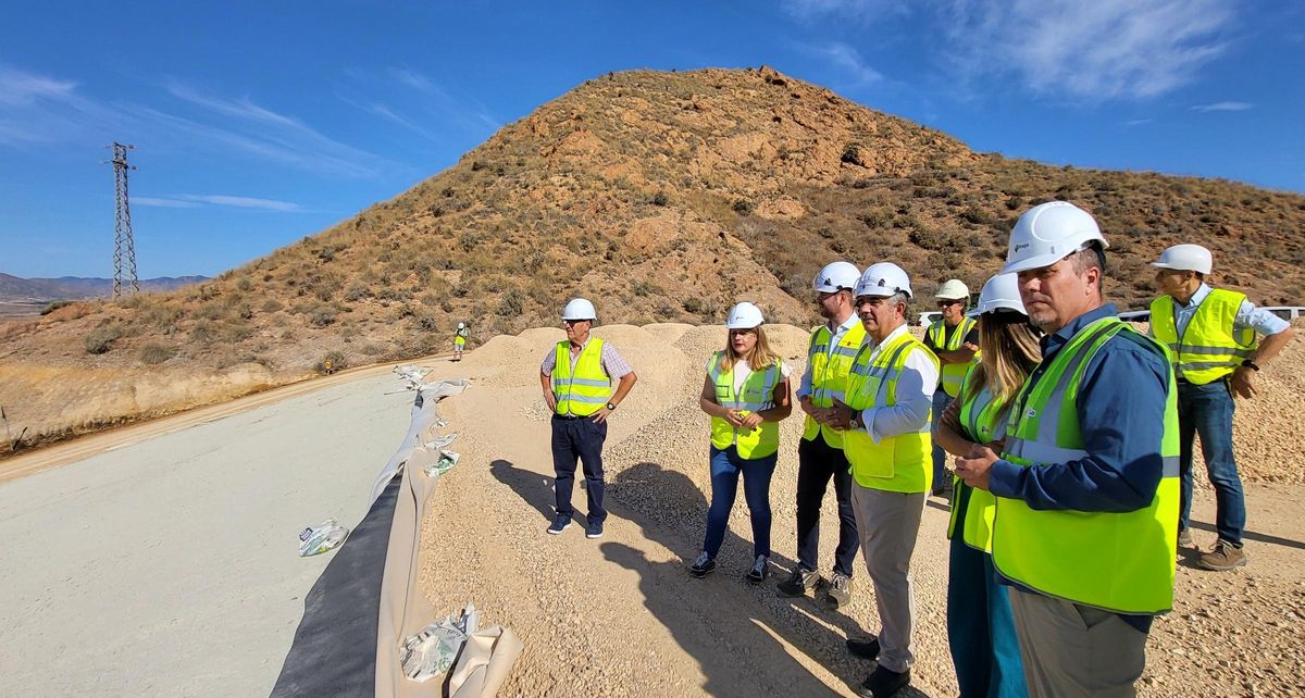 El consejero de Medio Ambiente, Juan María Vázquez, visita las obras de restauración ambiental de los depósitos mineros en San Cristóbal I.