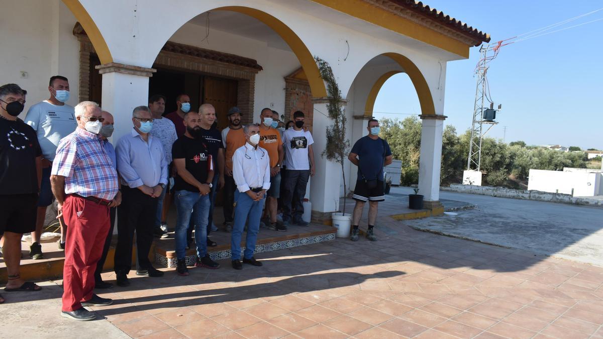 Las autoridades en el nuevo edificio de Aliento de Vida