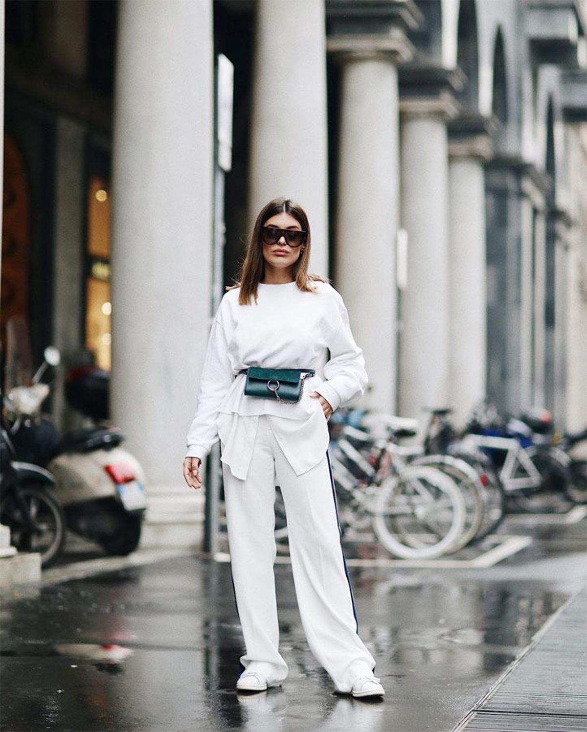Dulceida con riñonera de Chloé y 'total white' de Zara en el 'street style' de Milán