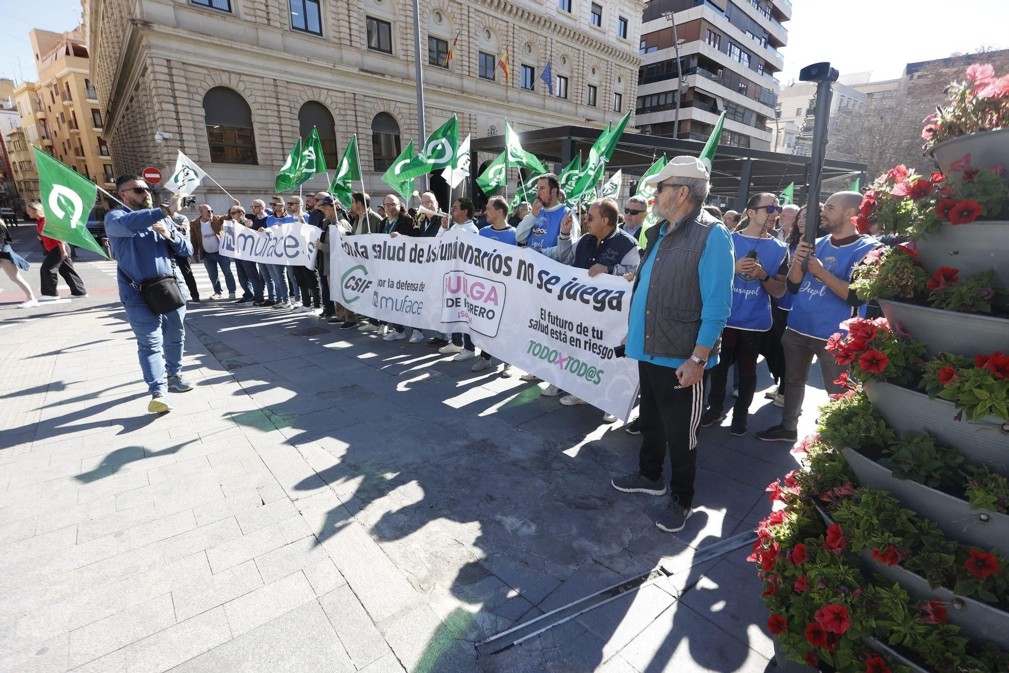 "Con la salud de los funcionarios no se juega", así ha sido la protesta de este jueves 13 de febrero en defensa de Muface