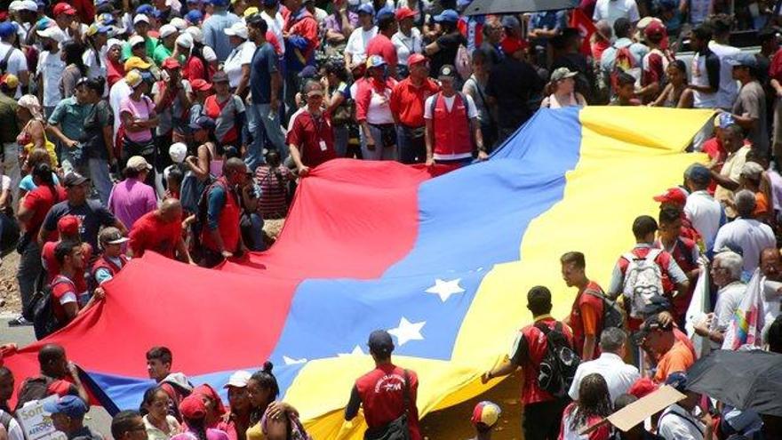 Guaidó y Maduro presentan sus estrategias de lucha tras el fallido golpe militar