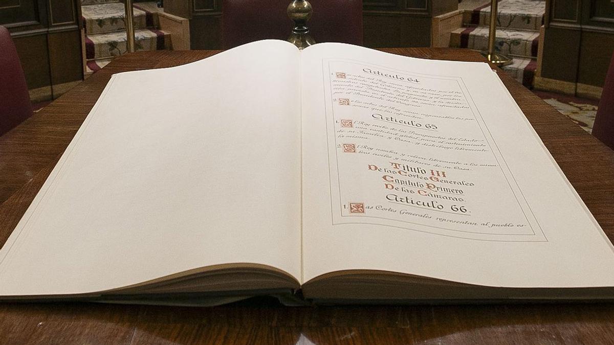 Exemplar de la Constitució de 1978 al Congrés. | MARISCAL / EFE