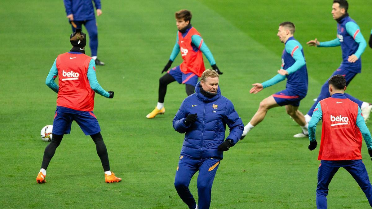 Ronald Koeman, en un entrenamiento con la plantilla azulgrana.