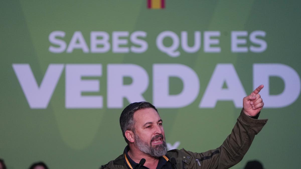 El presidente de Vox, Santiago Abascal, participa en el cierre de campaña del partido este viernes, en Vitoria (País Vasco).