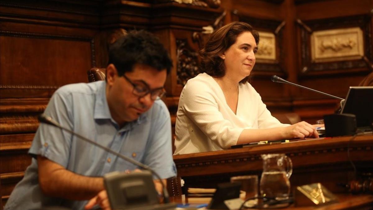 Ada Colau y Gerardo Pisarello durante el pleno del 29 de junio