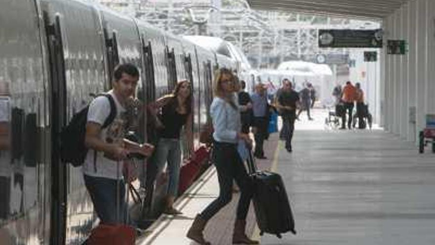 Pasajeros bajando del AVE en la estación de Alicante en una imagen de esta semana.