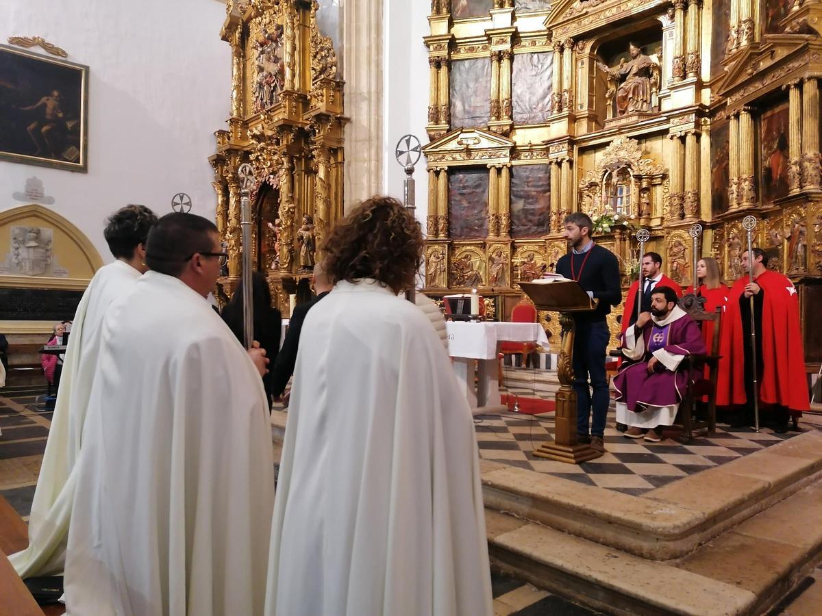 Mario González lee desde el altar mayor los nombres de los nuevos abades en la misa.