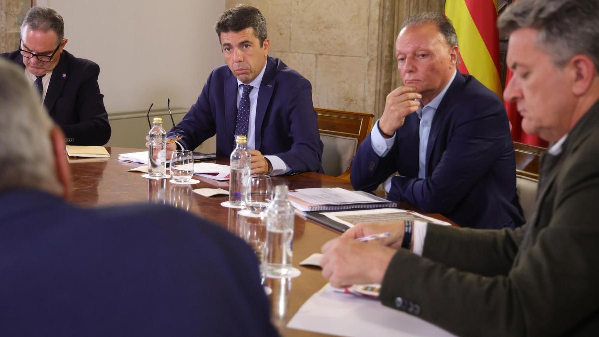 Carlos Mazón y Salvador Navarro, en el centro, el pasado 13 de mayo