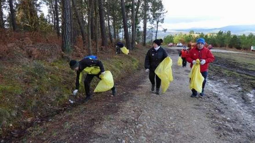 Voluntarios durante la recogida de basura en el monte Armayán.