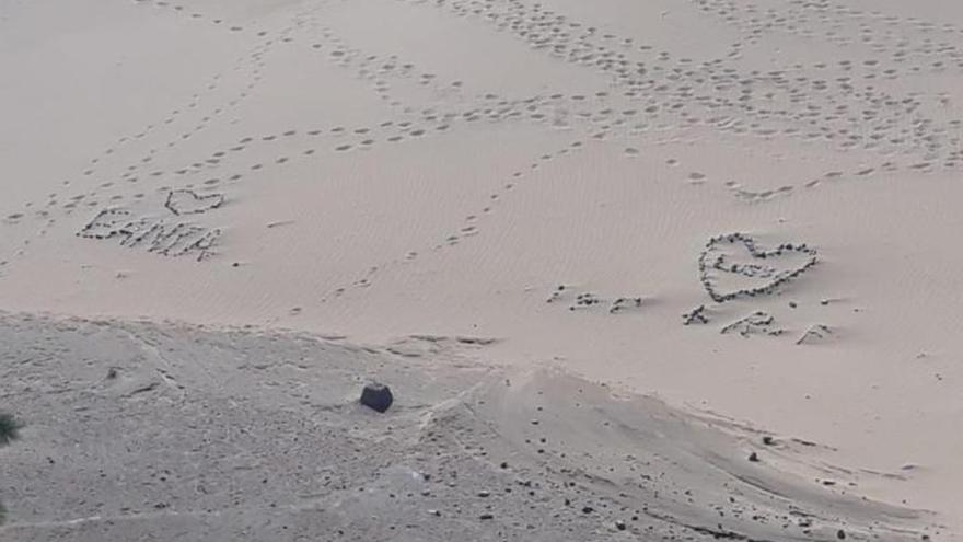 Escribir nombres con piedras en las Dunas de Maspalomas, el nuevo atentado geológico de moda