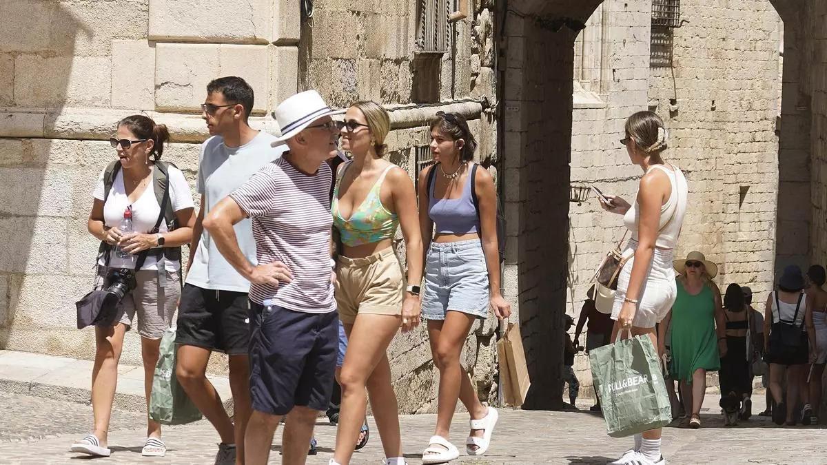 Turistes visitant el Barri Vell de Girona.