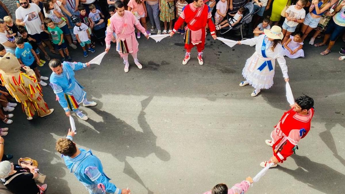 Fiestas en Mallorca: Los Cossiers de Alaró danzan en honor a Sant Roc