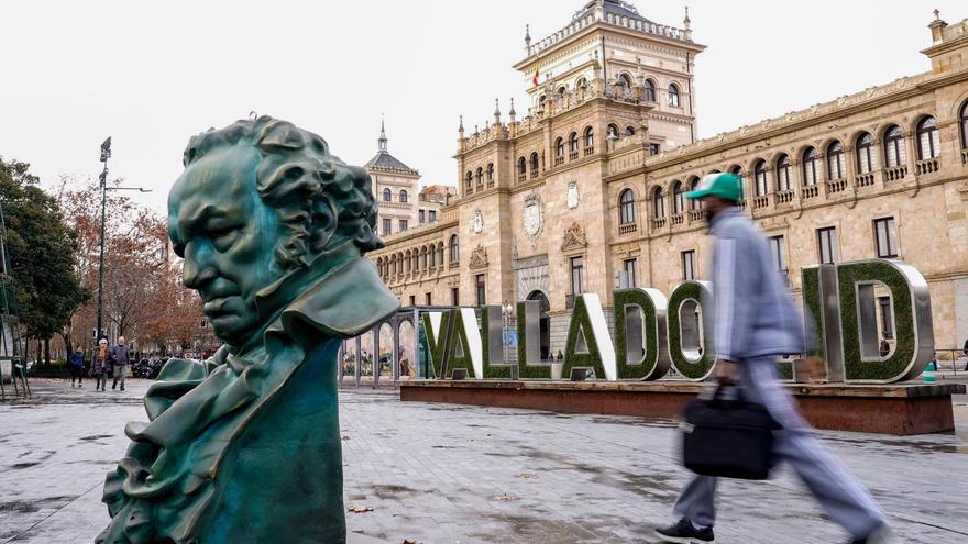 La ciudad de Valladolid está engalanada con réplicas del galardón de los Premios Goya que se celebran en esta ciudad el próximo sábado, día 10. EFE/ Nacho Gallego